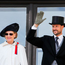 Dronningen og Kronprins Haakon på Slottsbalkongen (Foto: Fredrik Varfjell / NTB scanpix)